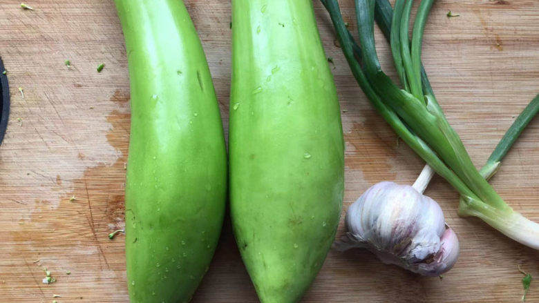 蒜香茄条,准备需要的食材