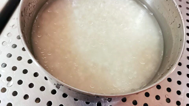 饭卷,浸泡半小时,上锅蒸熟