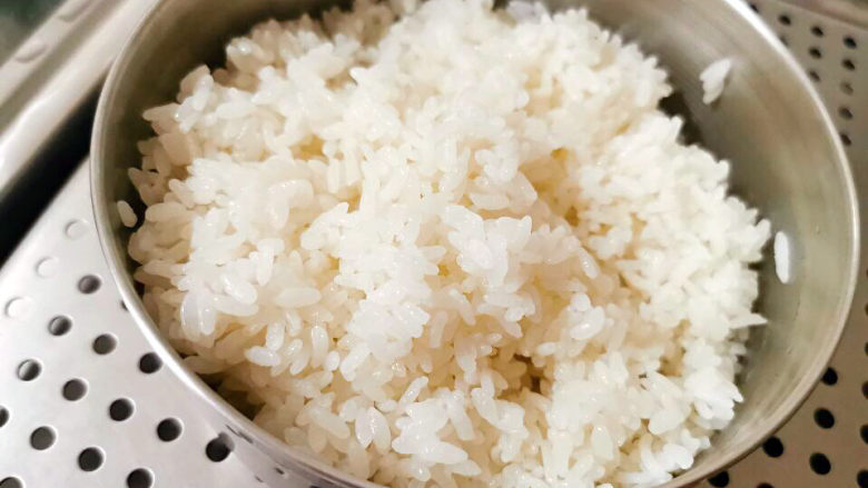饭卷,蒸好的<a style='color:red;display:inline-block;' href='/shicai/ 507'>米饭</a>挑松,散热
