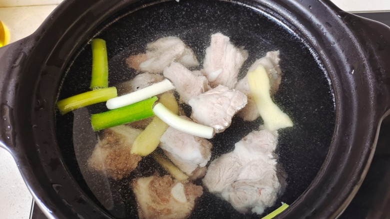 山药炖排骨,加入葱段,姜片大火煮开,转小火炖40分钟