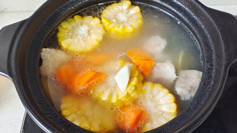 山药炖排骨,加入玉米块,山药,胡萝卜继续炖20分钟