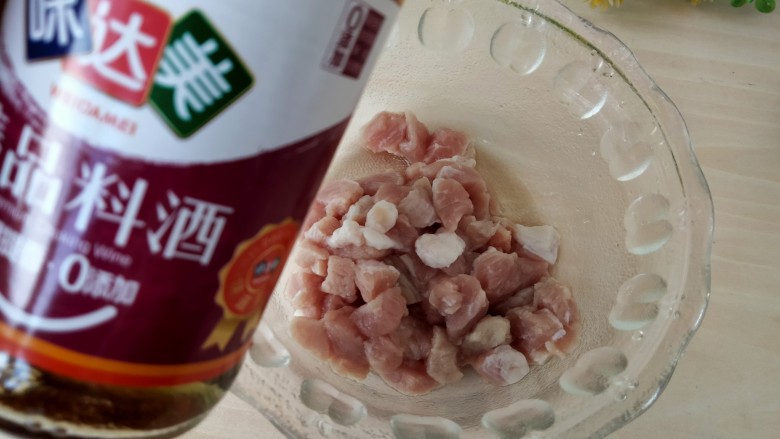 肉末辣炒玉米粒,<a style='color:red;display:inline-block;' href='/shicai/ 6081'>肉</a>切丁。装入碗中,放料酒一勺