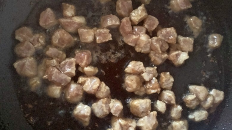 肉末辣炒玉米粒,起锅烧油,油温5成热,放入肉丁,翻炒几次!