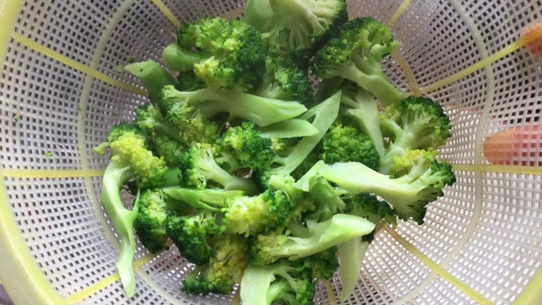 上汤西兰花,焯好水捞出来