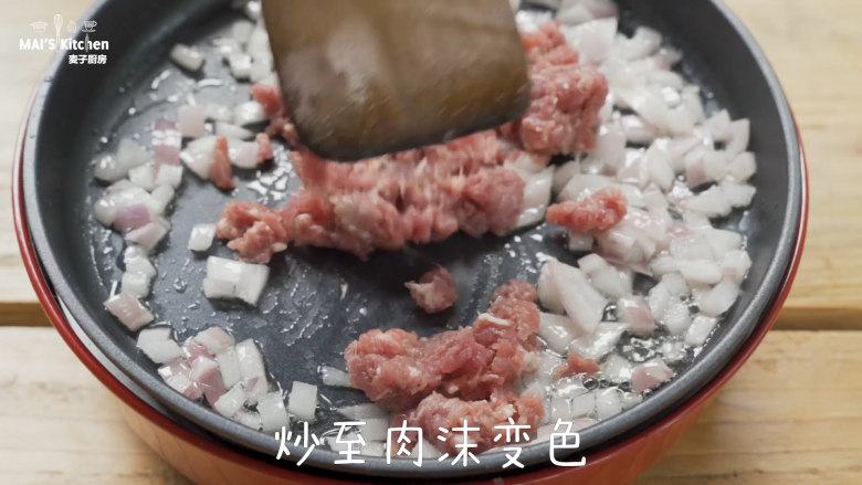 杂蔬肉末便当 自己带饭卫生又健康,加入猪绞肉,炒至肉末变色。
