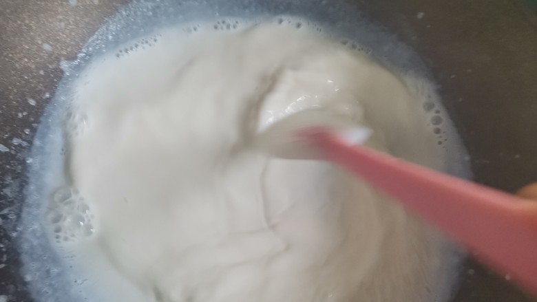 草莓布丁,用铲子不停地搅拌,煮至微微开,立即关火
