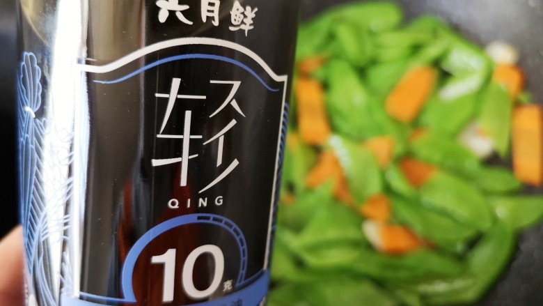 荷兰豆炒鸡蛋,放六月鲜10克轻盐特级原汁酱油调味。