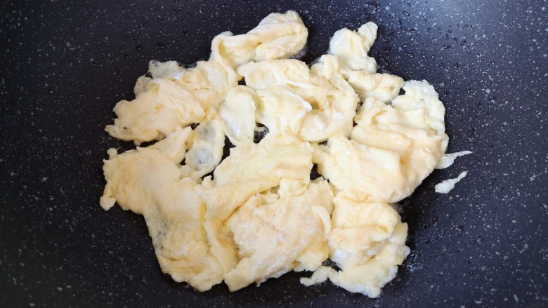 荷兰豆炒鸡蛋,炒锅内倒适量的食用油烧热,倒入蛋液炒熟,盛出备用。