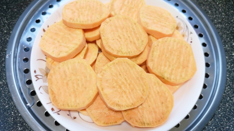 芝麻红薯饼,放在盘子里隔水蒸熟。