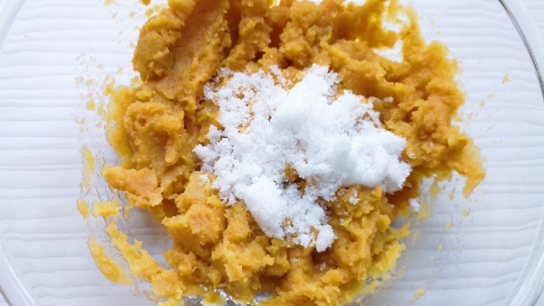芝麻红薯饼,加入细砂糖搅拌均匀。