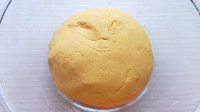 芝麻红薯饼,揉成面团,盖上保鲜膜静置10分钟左右。