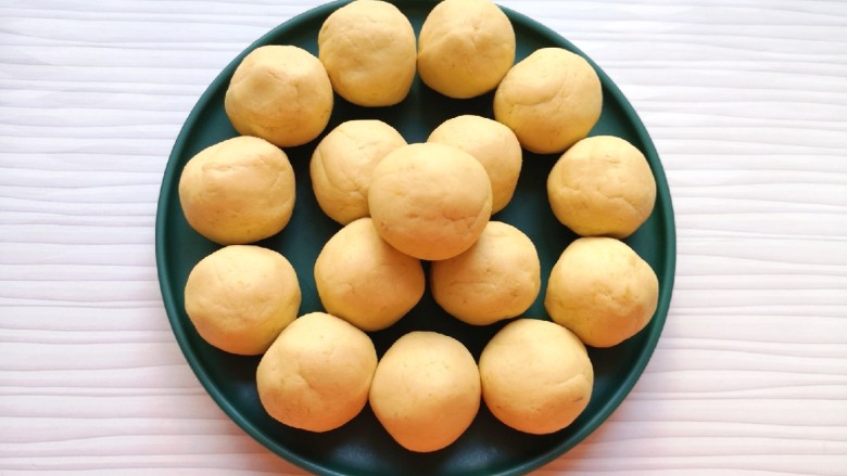芝麻红薯饼,分成16份搓圆备用(一份大概25g左右)。