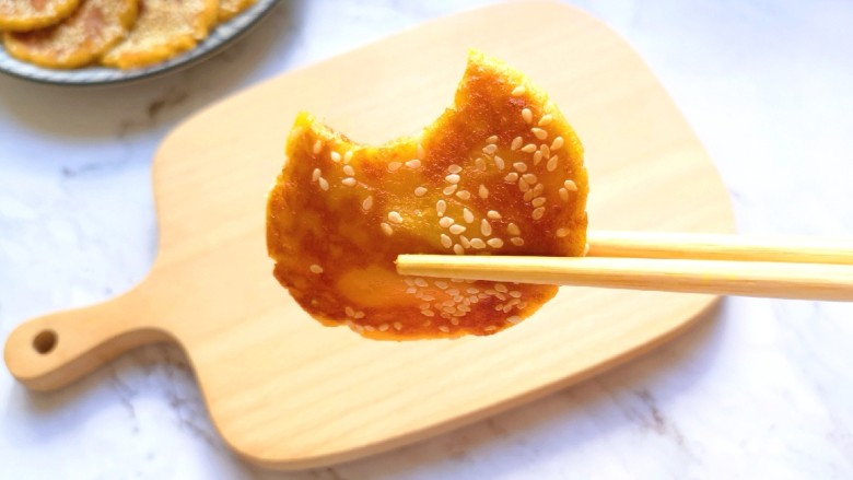芝麻红薯饼,咬一口,软软糯糯的好吃极了。