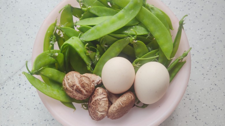 荷兰豆炒鸡蛋,首先我们准备好所有食材