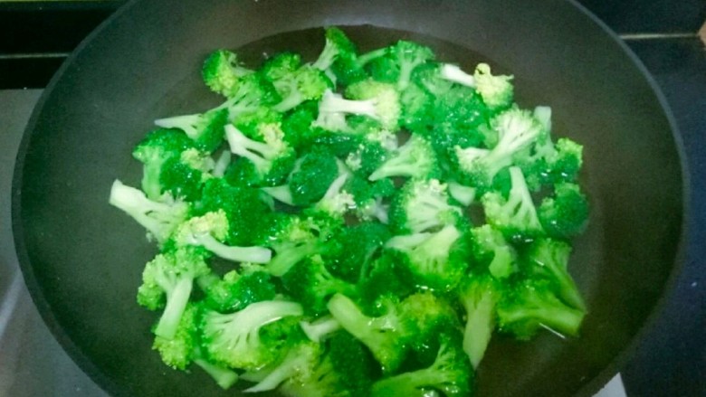上汤西兰花,锅中加适量水煮沸,加入盐和几滴食用油搅拌均匀,放入西兰花焯水至变色即可,捞出。沥干水份备用