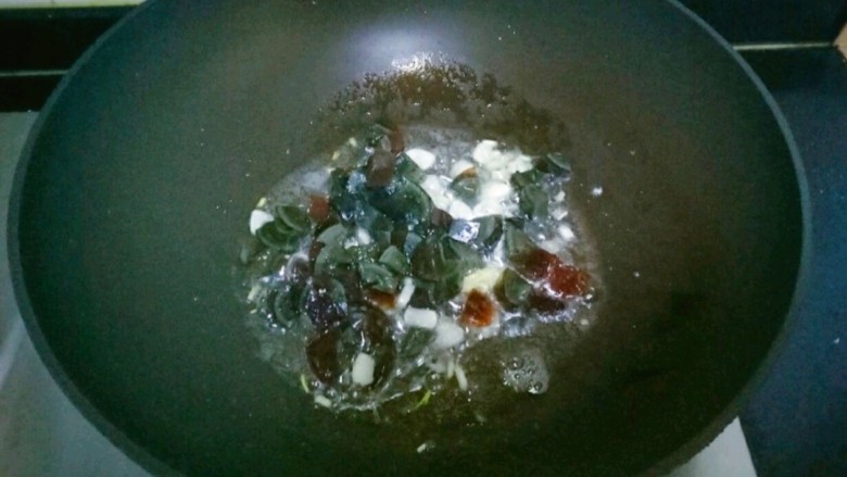 上汤西兰花,锅中加入适量花生油烧热,放入葱姜蒜爆香,加入皮蛋碎翻炒片刻