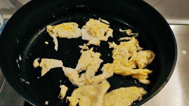 虾仁韭菜炒鸡蛋,起油锅放入食用油,油热后放入鸡蛋液翻炒成大块。