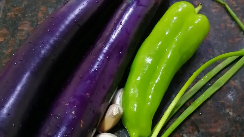 蒜香茄条,个准备材料