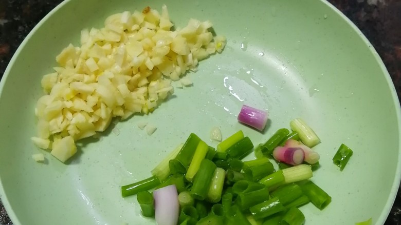 蒜香茄条,切<a style='color:red;display:inline-block;' href='/shicai/ 3250'>葱</a>花和蒜末