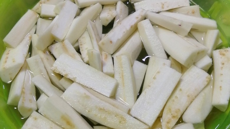 蒜香茄条,切成条状，浸泡在清水里防止氧化变色