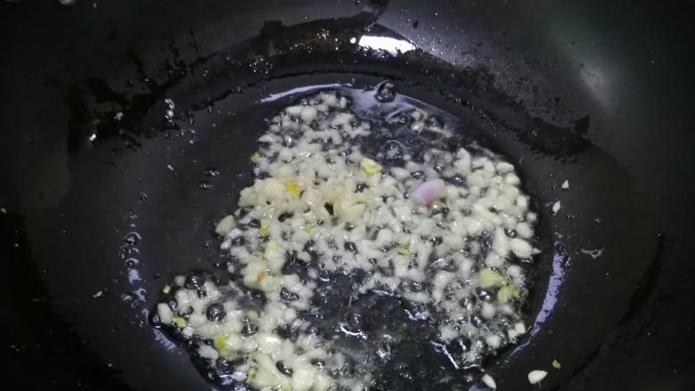 蒜香茄条,锅里加入油，爆香蒜末