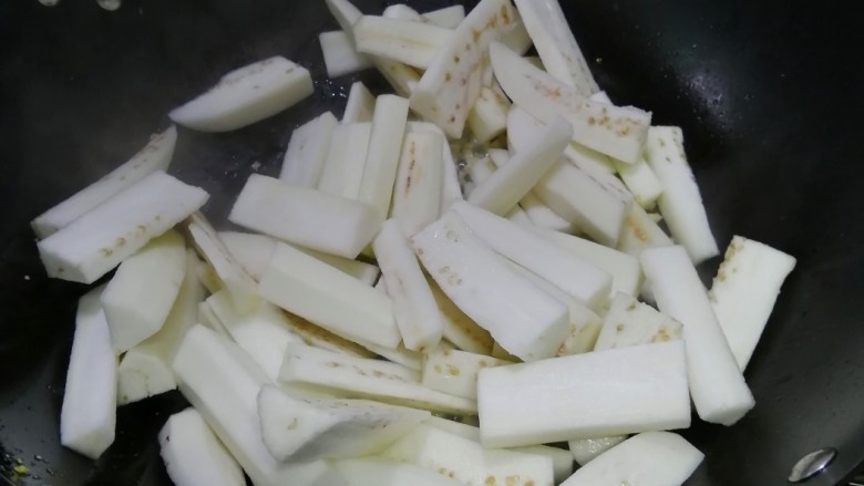 蒜香茄条,加入茄条，翻炒片刻