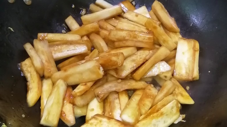 蒜香茄条,炒至颜色均匀