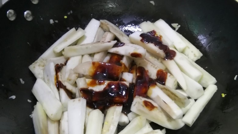 蒜香茄条,加入酱料