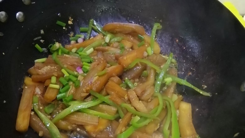 蒜香茄条,炒至辣椒丝断生，加入葱花，炒匀