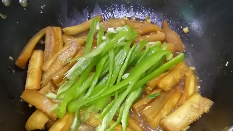 蒜香茄条,加入辣椒丝