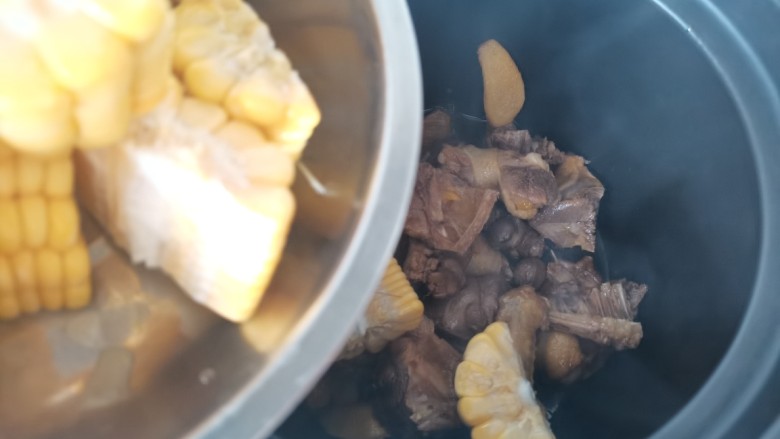 玉米鸽子汤,炒好的鸽子肉倒入炖锅中,放入玉米倒入清水没过食材大火烧开转中小火炖30分钟