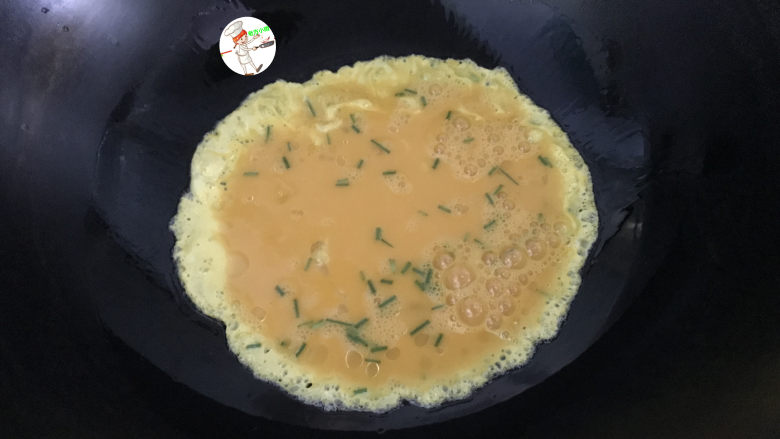 黄瓜拌面,锅中倒入食用油,烧热后盛出一半备用,然后再倒入鸡蛋液