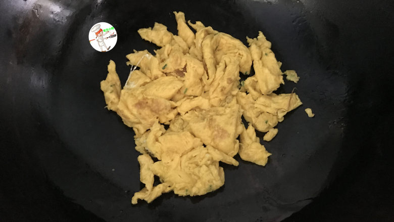 黄瓜拌面,炒至金黄,用锅铲铲成小块,盛出备用