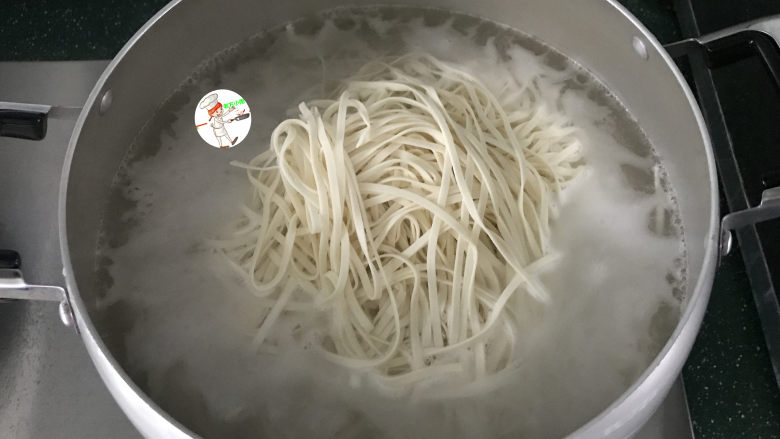黄瓜拌面,同时另起锅烧水,水开撒点盐,再放入面条,加盖煮