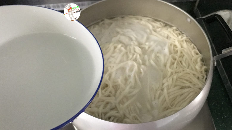黄瓜拌面,沸腾后,激半碗凉水,继续