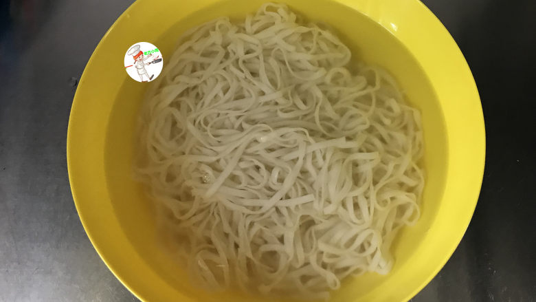 黄瓜拌面,待再次煮开,把面条捞出放至凉开水中,过凉后的面条更加爽滑筋道