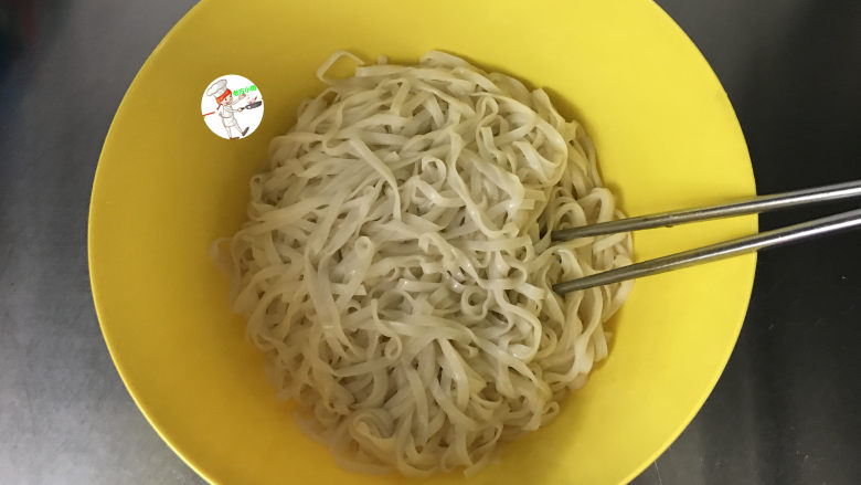黄瓜拌面,把水哔干,将刚刚盛出的一半熟油浇在面条上,用筷子拌匀,这样面条不会成坨,也不容易粘连在一起了