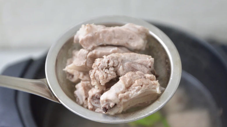 山药炖排骨,水开后煮2分钟捞出,清洗干净