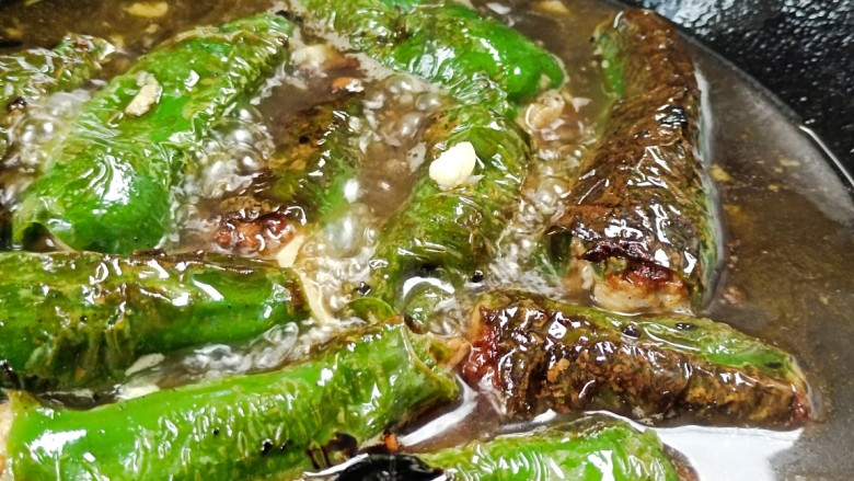 煎酿辣椒,加入适量清水,<a style='color:red;display:inline-block;' href='/shicai/ 692'>酱油</a>煮沸后小火焖2分钟