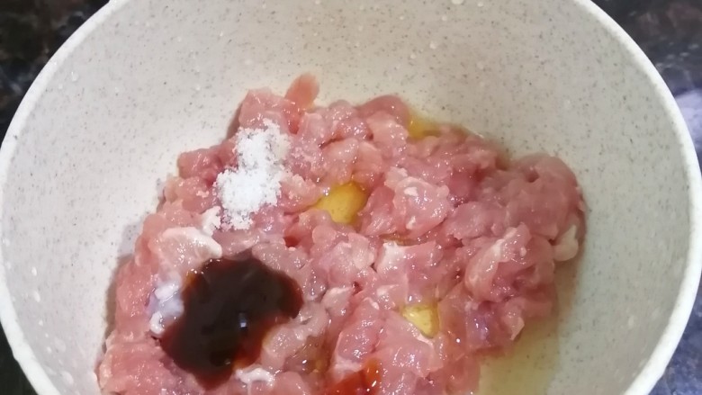 肉末辣炒玉米粒,加入<a style='color:red;display:inline-block;' href='/shicai/ 718'>料酒</a>,盐,蚝油和食用油