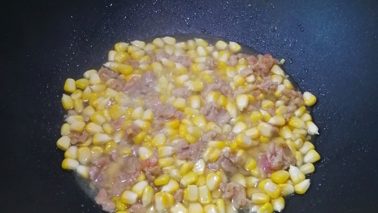 肉末辣炒玉米粒,加入适量清水,煮3分钟左右