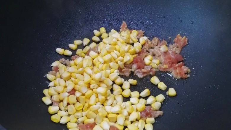 肉末辣炒玉米粒,加入玉米粒,翻炒片刻