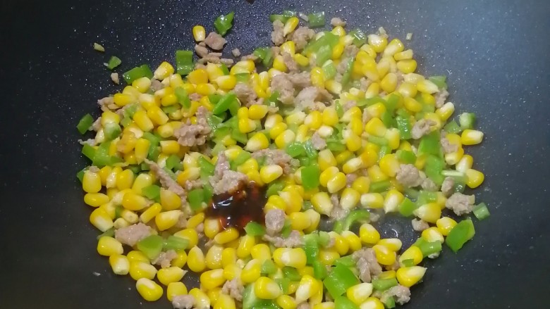 肉末辣炒玉米粒,加入少许盐和蚝油调味,炒至辣椒断生便可