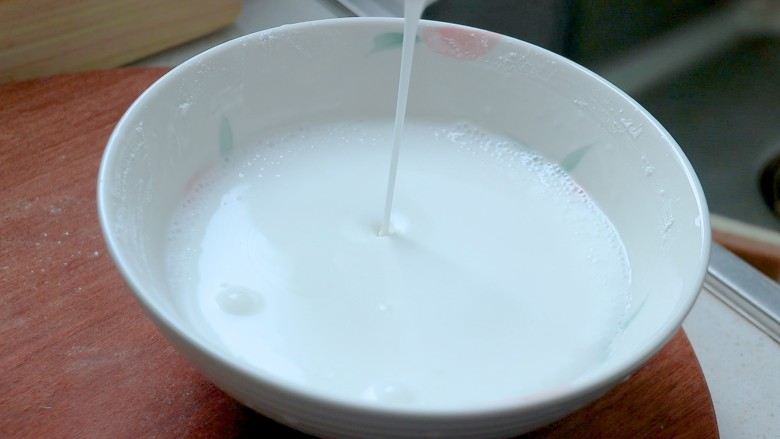 柠檬酸辣凉粉,混合均匀,倒入锅里之前也要搅拌一下,因为淀粉很容易沉淀