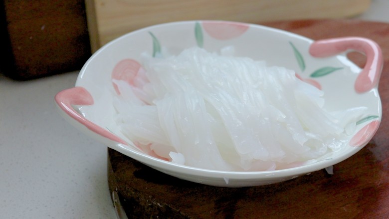 柠檬酸辣凉粉,没有凉粉刀,用菜刀切条也可以