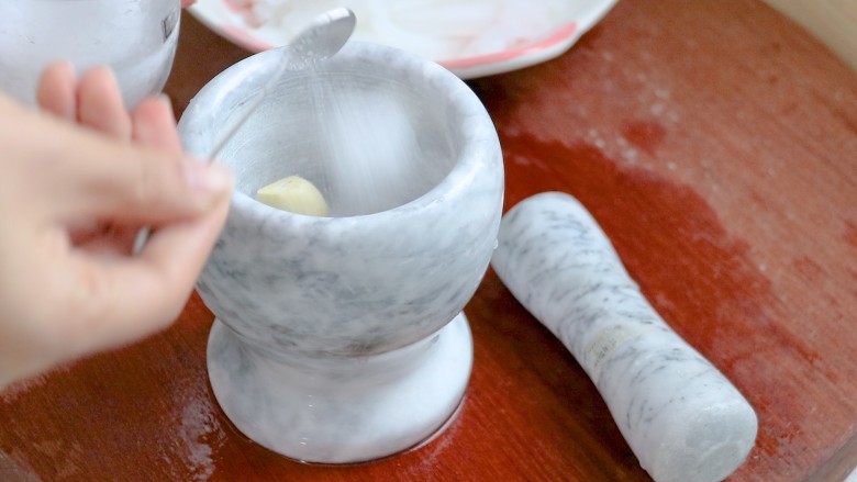 柠檬酸辣凉粉,加一勺碗,捣碎
