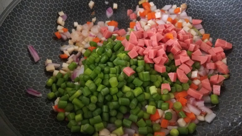 彩蔬火腿丁,最后下入蒜苔,火腿丁进行翻炒