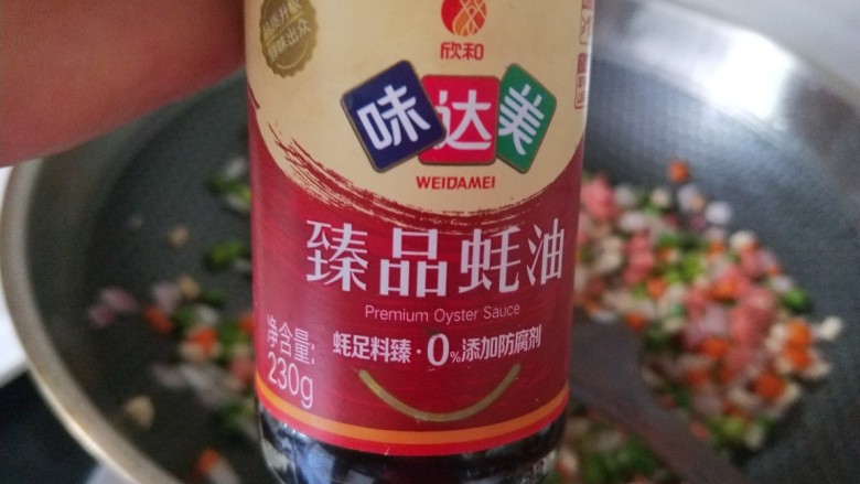 彩蔬火腿丁,加入一勺蚝油