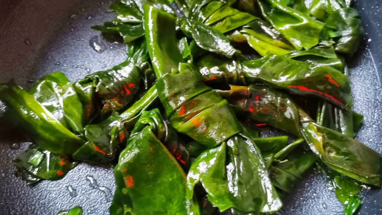 海带豆腐汤,加入海带翻炒,