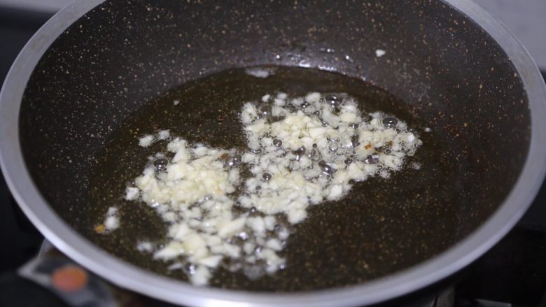 小白菜肉丝面,锅里再加入一些油,爆香剩下的蒜末